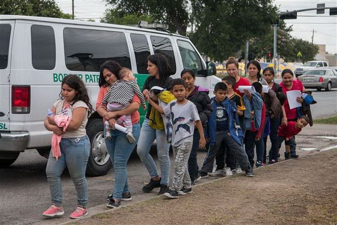 Người di cư Trung Mỹ tới trung tâm tiếp nhận ở McAllen, Texas, Mỹ. (Ảnh: AFP/TTXVN) Người di cư từ Mexico đến Mỹ lên mức cao nhất trong 2 thập kỷ ảnh 1