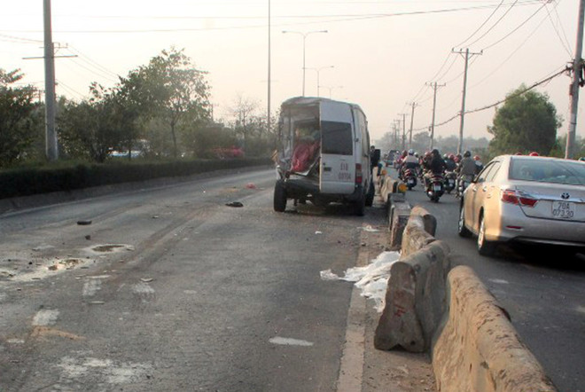 Xe khách chở nhân viên đi du lịch gặp nạn, 25 người thương vong ảnh 1