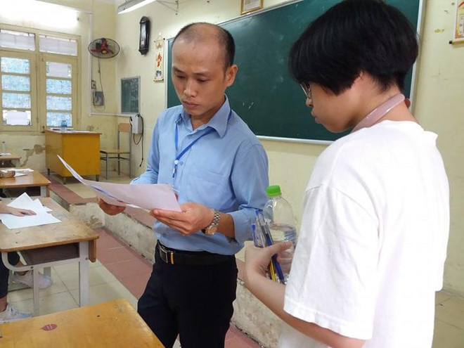 Thí sinh hồi hộp trước khi bước vào môn thi Ngữ Văn ảnh 1