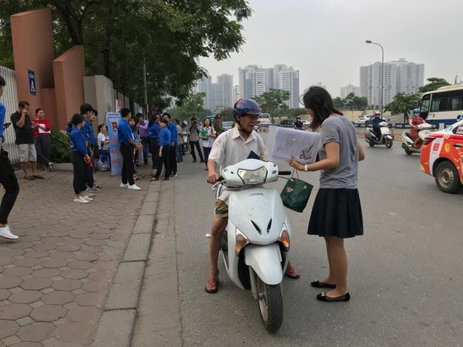 Thí sinh hồi hộp trước khi bước vào môn thi Ngữ Văn ảnh 2