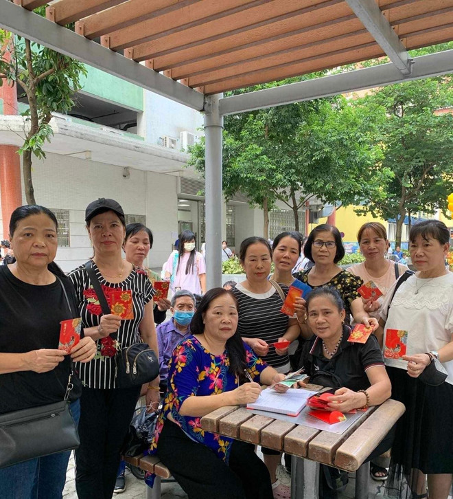 Đại diện Ban Chấp hành Hiệp hội người Việt Nam ở nước ngoài tại Macau (Trung Quốc) ghi ghép số tiền ủng hộ đồng bào khắc phục thiệt hại do bão số 3. (Ảnh: TTXVN phát) ttxvn-nguoi_viet_tai_hong_kong_va_macau 2.jpg
