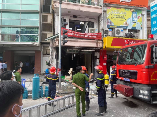 Hiện trường vụ việc. (Ảnh: Sơn Bách/Vietnam+) Hà Nội: Nổ bình gas tại Cửa Nam, nhiều người nhập viện ảnh 5