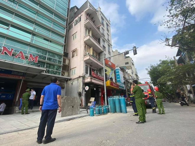 Hiện trường vụ việc. (Ảnh: Sơn Bách/Vietnam+) Hà Nội: Nổ bình gas tại Cửa Nam, nhiều người nhập viện ảnh 8