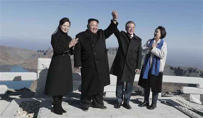 Tổng thống Hàn Quốc Moon Jae-in (giữa, phải) và nhà lãnh đạo Triều Tiên Kim Jong-un (giữa, trái) trong chuyến thăm núi Paekdu ở tỉnh Ryanggang (Triều Tiên) ngày 20/9/2018. (Ảnh: Yonhap/TTXVN) Chuyến thăm Paekdu tạo xung lực hợp tác du lịch hai miền Triều Tiên ảnh 1