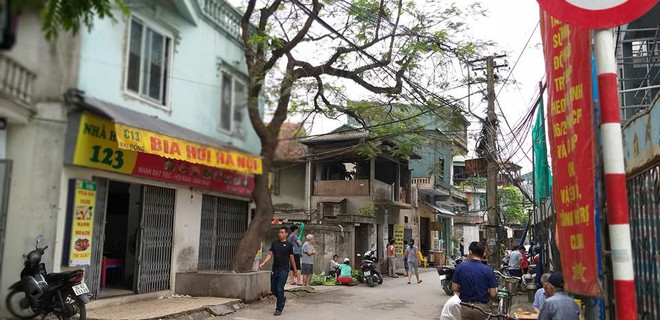 Khu vực ngõ xảy ra vụ việc đau lòng (Ảnh: CTV Thế Long) Hà Nội: Nghi án cụ ông gần 70 tuổi bị con trai sát hại ảnh 1