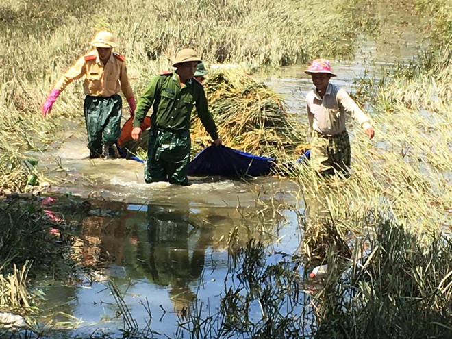 Hơn 400 cảnh sát, quân nhân lội nước “cứu” lúa giúp dân ảnh 2