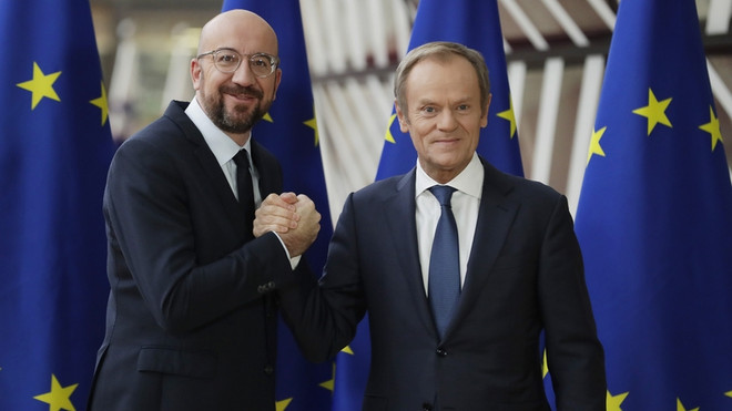 Chủ tịch mãn nhiệm Donald Tusk (phải) và người kế nhiệm Charles Michel. (Nguồn: rte.ie) Tân Chủ tịch Hội đồng châu Âu đề cao sự quyết đoán của "lục địa Già'' ảnh 1