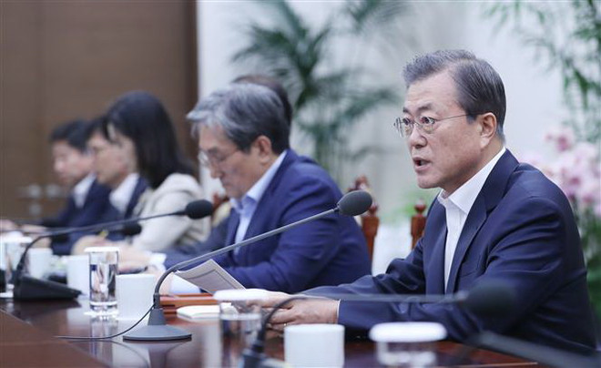 Tổng thống Hàn Quốc Moon Jae-in (phải) trong một cuộc họp tại Seoul. (Ảnh: Yonhap/TTXVN) Tổng thống Hàn Quốc dự kiến sẽ bổ nhiệm Thủ tướng vào tuần tới ảnh 1