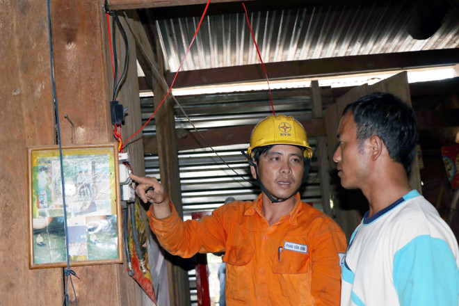 Công nhân điện lực hướng dẫn đồng bào dân tộc thiếu số sử dụng điện. Đắk Nông nỗ lực đưa điện đến vùng đồng bào dân tộc thiểu số ảnh 1
