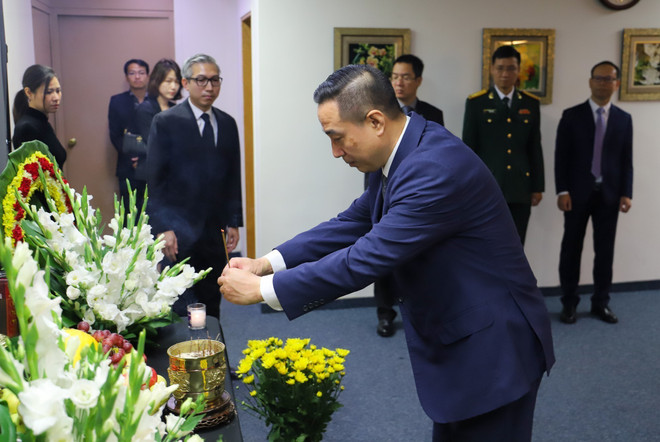 Đại diện các phái đoàn ngoại giao tại Israel thắp hương viếng Tổng bí thư Nguyễn Phú Trọng tại Đại sứ quán Việt Nam tại Israel. (Ảnh: Đức Trung/TTXVN) ttxvn-le_vieng tong_bi_thu_tai_israel1.jpg