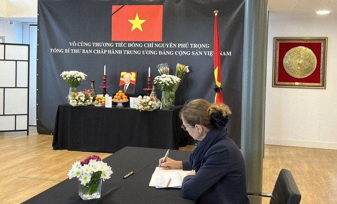 Bà Gerrie Willems Quyền Cục trưởng Cục châu Á, châu Đại dương, Bộ Ngoại giao Hà Lan, ghi sổ tang. (Ảnh: TTXVN phát) ttxvn-le vieng tai ha lan (1).jpg