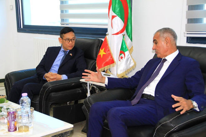 Tỉnh trưởng tỉnh Bordj Bou Arreridj (Algeria), ông Kamel Nouicer, tiếp đại sứ Trần Quốc Khánh. (Ảnh: Trung Khánh/TTXVN) ttxvn_viet nam-algeria 2.jpg