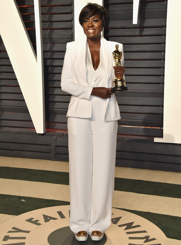 Các mỹ nhân diện trang phục dự tiệc hậu Oscar "lấn lướt" thảm đỏ? ảnh 28