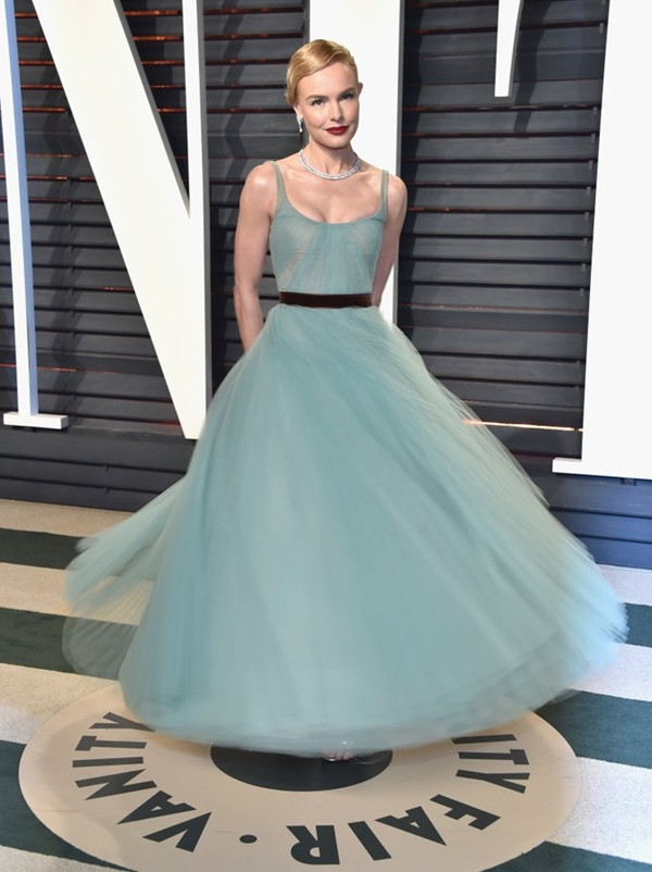 Các mỹ nhân diện trang phục dự tiệc hậu Oscar "lấn lướt" thảm đỏ? ảnh 4