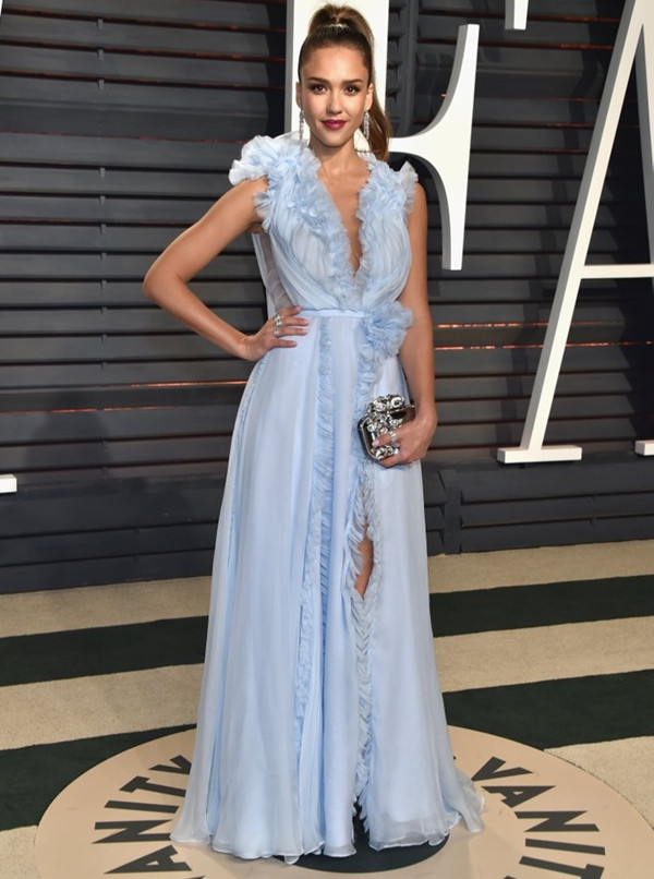 Các mỹ nhân diện trang phục dự tiệc hậu Oscar "lấn lướt" thảm đỏ? ảnh 25
