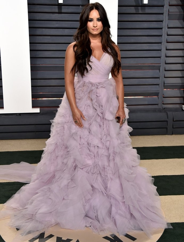 Các mỹ nhân diện trang phục dự tiệc hậu Oscar "lấn lướt" thảm đỏ? ảnh 24