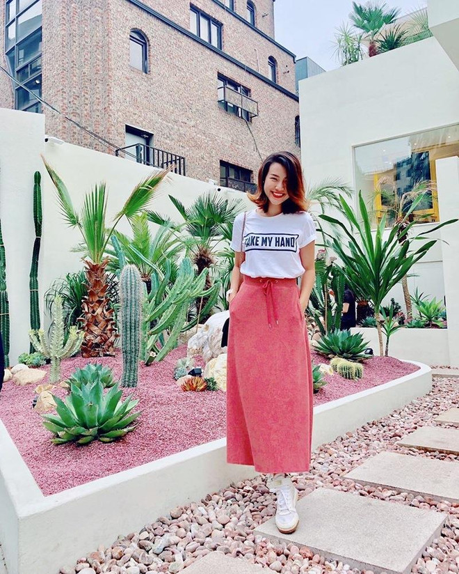 Crop top, quần ống lửng thống trị street style của dàn sao Việt ảnh 13