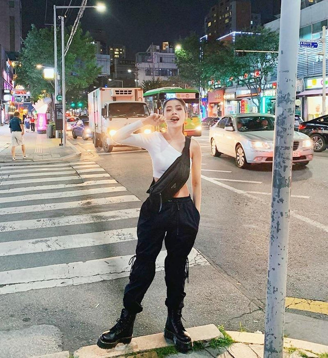 Crop top, quần ống lửng thống trị street style của dàn sao Việt ảnh 1