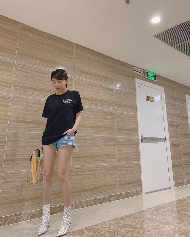 Crop top, quần ống lửng thống trị street style của dàn sao Việt ảnh 14