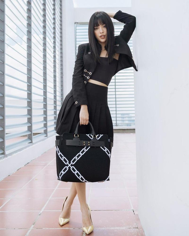 Crop top, quần ống lửng thống trị street style của dàn sao Việt ảnh 7