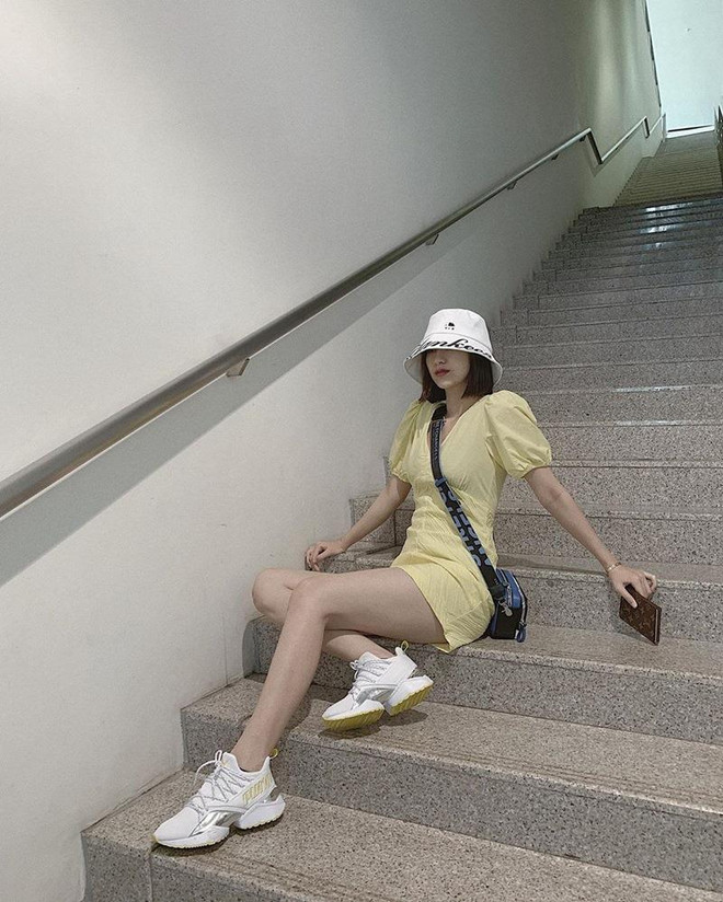 Crop top, quần ống lửng thống trị street style của dàn sao Việt ảnh 18