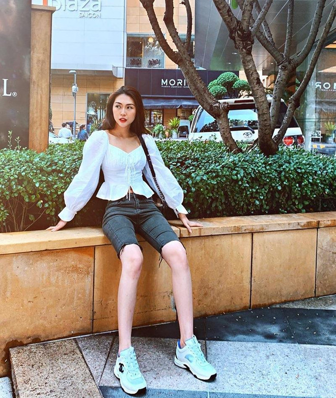 Crop top, quần ống lửng thống trị street style của dàn sao Việt ảnh 17