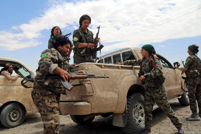 Các thành viên liên quân do Mỹ đứng đầu chuẩn bị vũ khí, khí tài chống IS ở Raqqa. (Nguồn: AFP/TTXVN) Mỹ khẳng định tiếp tục vũ trang cho lực lượng người Kurd ở Syria ảnh 1