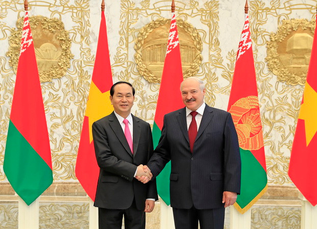Chủ tịch nước Trần Đại Quang và Tổng thống Belarus Alexander Lukashenko chụp ảnh chung tại lễ đón. (Ảnh: Nhan Sáng/TTXVN) Việt Nam-Belarus thúc đẩy hợp tác song phương trên mọi lĩnh vực ảnh 1