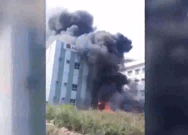 [Video] Kho phế liệu cháy dữ dội khiến nhiều người hoảng loạn ảnh 1