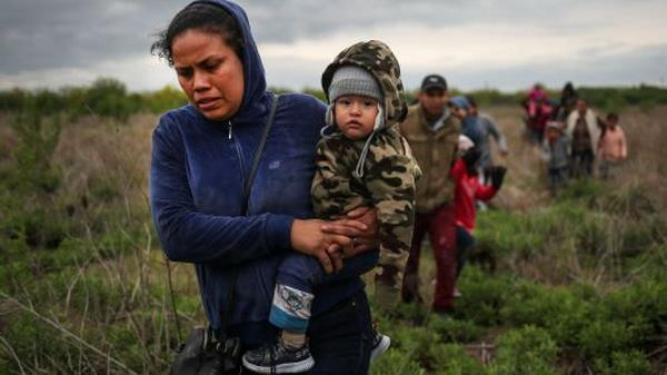 Người di cư đổ về biên giới Mexico-Mỹ. (Nguồn: Reuters) Mỹ: Thẩm phán liên bang chặn chính sách di cư của chính quyền ảnh 1