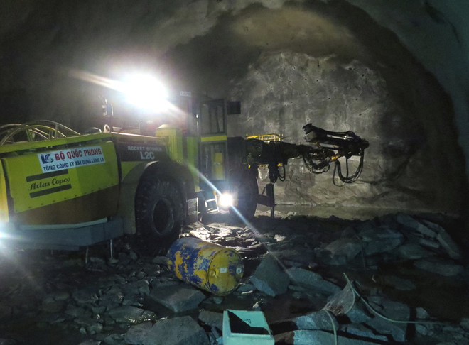 Sôi động "cuộc đua" trên công trường xây hầm đường bộ Đèo Cả ảnh 1