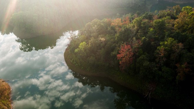 Nét đẹp yên bình, lãng mạn khi Đông về trên hồ Bản Viết ảnh 3