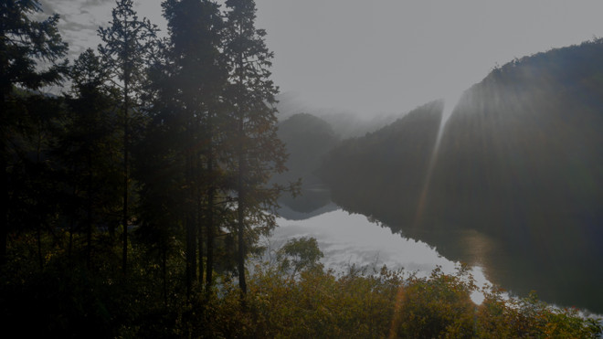 Nét đẹp yên bình, lãng mạn khi Đông về trên hồ Bản Viết ảnh 1