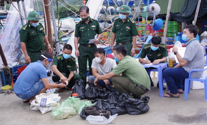 Phát hiện vụ tàng trữ số lượng lớn vật liệu nổ trên tàu đánh cá ảnh 1