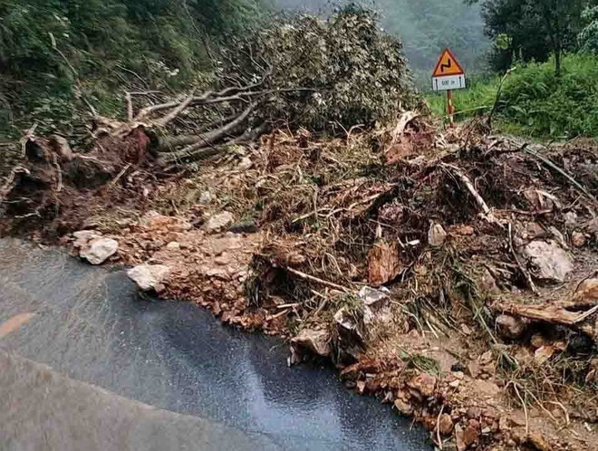 Lào Cai: Mưa lớn kéo dài khiến khu vực đỉnh đèo Ô Quý Hồ bị sạt lở ảnh 1