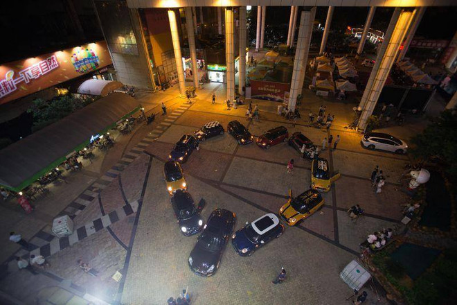 Doanh nhân Trung Quốc gây sốc khi xếp ôtô thành trái tim để cầu hôn ảnh 1