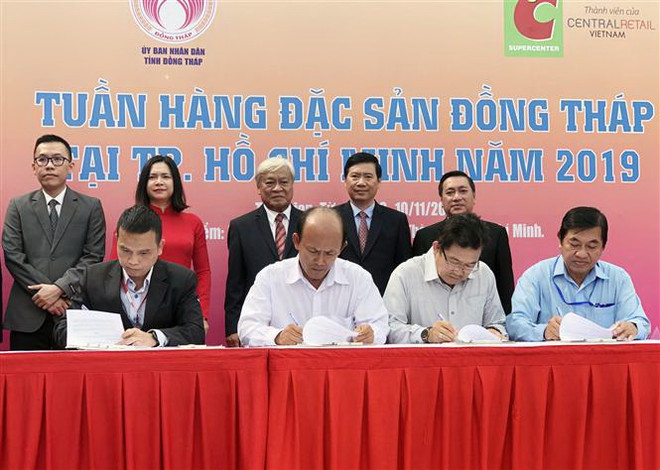 Đại diện Big C và doanh nghiệp tỉnh Đồng Tháp ký kết bản ghi nhớ thỏa thuận hợp tác. (Ảnh: Mỹ Phương/TTXVN) Giới thiệu nhiều mặt hàng đặc sản Đồng Tháp tại Thành phố Hồ Chí Minh ảnh 2