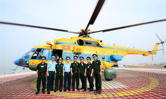 Lãnh đạo Bệnh viện Quân y 175 và Sư đoàn 370, Quân chủng Phòng không-Không quân chuẩn bị thực hiện chuyến bay thử nghiệm. (Ảnh: Đinh Hằng/TTXVN) Bệnh viện Quân y 175 đưa vào sử dụng sân bay cấp cứu đường không ảnh 1