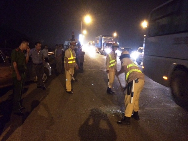 Đâm vào dải phân cách, xe biển xanh lộn nhào trên cầu Thăng Long ảnh 2