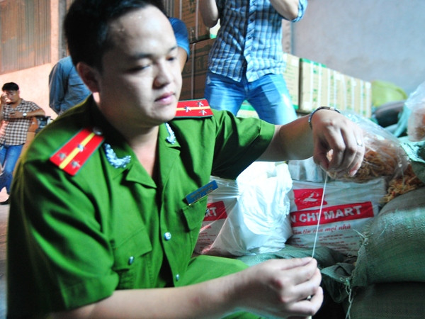 [Photo] Cận cảnh gần 2 tấn mực khô nghi trộn cao su bị bắt giữ ảnh 3