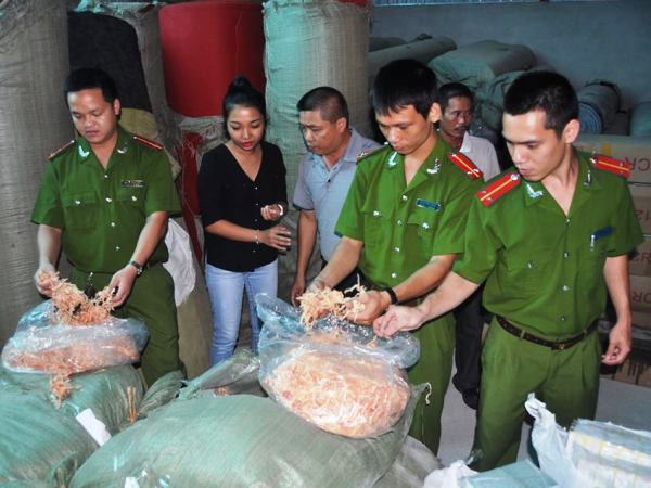 [Photo] Cận cảnh gần 2 tấn mực khô nghi trộn cao su bị bắt giữ ảnh 2