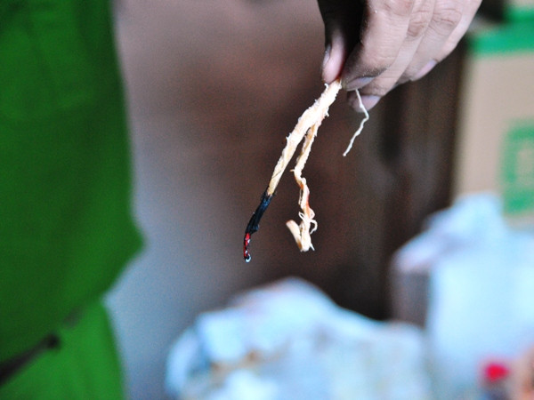 Gần hai tấn mực khô nghi trộn cao su non bị bắt giữ tại ga Giáp Bát ảnh 3