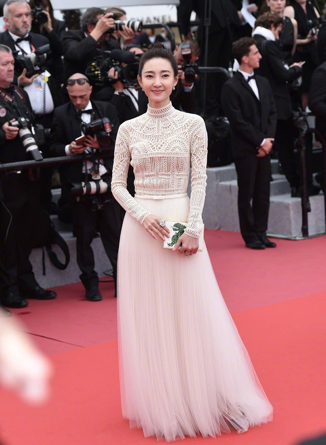 ''Cuộc chiến thời trang'' của Lý Nhã Kỳ và dàn sao châu Á tại Cannes ảnh 23