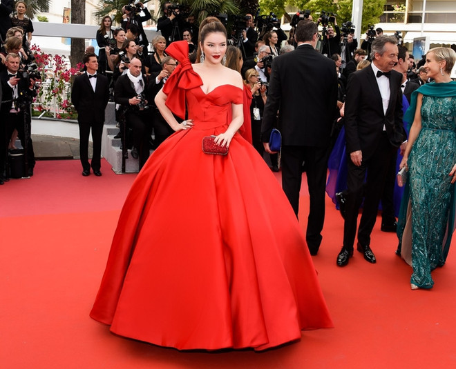 ''Cuộc chiến thời trang'' của Lý Nhã Kỳ và dàn sao châu Á tại Cannes ảnh 1