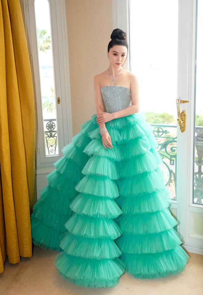 ''Cuộc chiến thời trang'' của Lý Nhã Kỳ và dàn sao châu Á tại Cannes ảnh 10