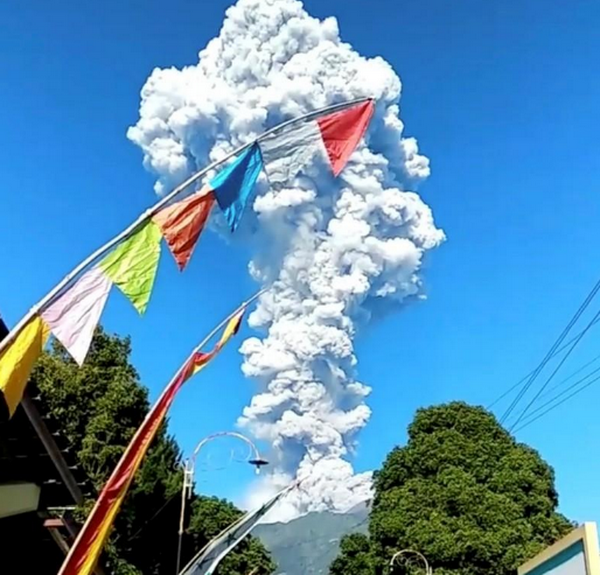 Indonesia gấp rút sơ tán người dân do núi lửa Merapi phun trào ảnh 1