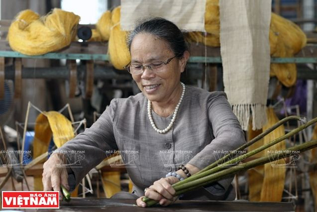 Những tấm lụa làm từ tơ sen độc đáo của nghệ nhân Phan Thị Thuận ảnh 2