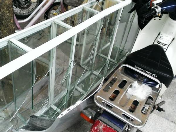 Hà Nội: Vừa từ hầm lên, ôtô mất lái lao thẳng vào nhà dân ảnh 2