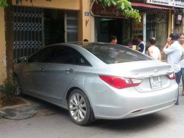 Hà Nội: Vừa từ hầm lên, ôtô mất lái lao thẳng vào nhà dân ảnh 1