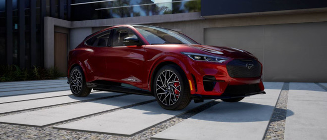 Ford hạ giá xe điện Mustand Mach-E để cạnh tranh với Tesla ảnh 1